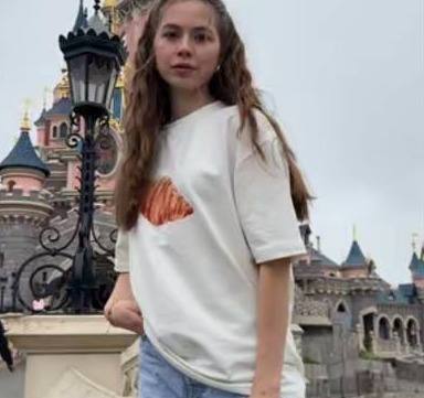 Біла футболка з принтом круасана