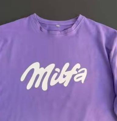 Бузкова футболка з написом Milfa